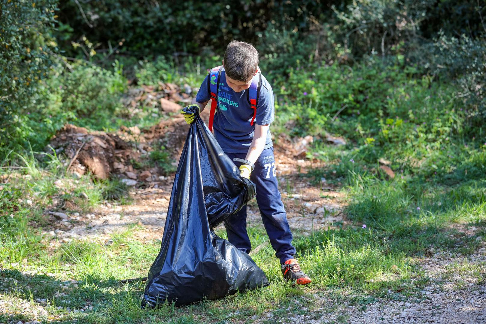 22.04.2023.., Pula  -

U sklopu akcije Vecernjeg lista Rezolucija zemlja u obalnom podrucju Sisana volonteri ciste obalno podrucje i sumu uvale Kale. Eko aktivisti Vodnjanstine i Liznjana Photo: Srecko Niketic/PIXSELL