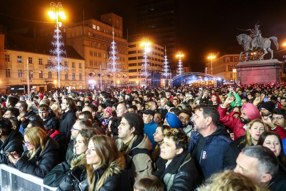 Zagreb: Atmosfera na dočeku nove 2024. godine na Trgu bana Jelačića