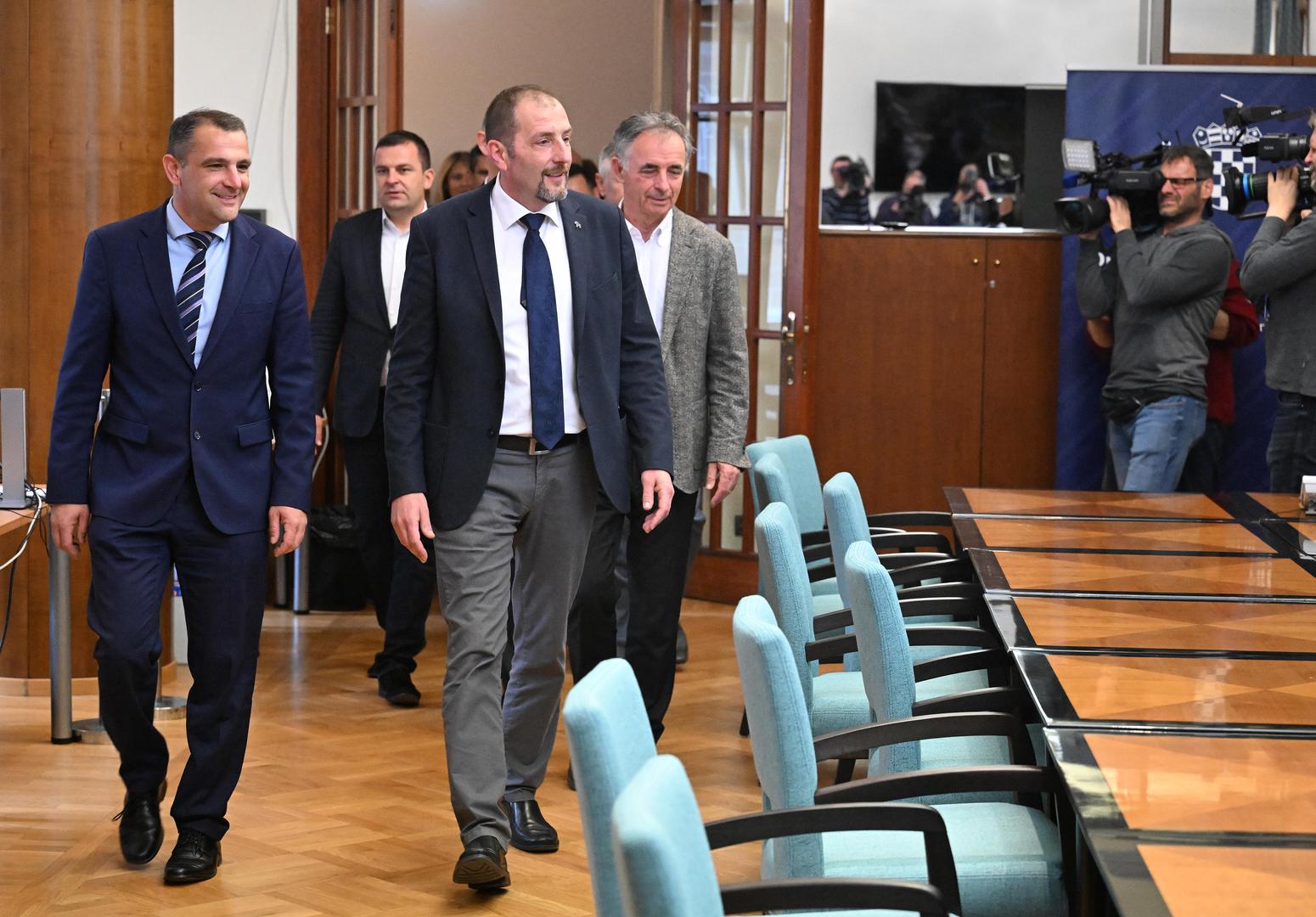 23.4.2024., Zagreb - Predaja lista za EU parlament. 12 stranaka.Predaja liste ISTARSKI DEMOKRATSKI SABOR, NEZAVISNA PLATFORMA SJEVERA, SOJALNA DEMOKRATSKA SRPSKA STRANKA
SOCIJALDEMOKRATI, HRVATSKA SOCIJALNO-LIBERALNA STRANKA, PRIMORSKO GORANSKI SAVEZ, NARODNA STRANKA - REFORMISTI, UNIJA KVARNERA
ISTARSKA STRANKA UMIROVLJENIKA - PARTITO, ISTRIANO DEO PENSIONATI, HRVATSKA NARODNA STRANKA - LIBERALNI DEMOKRATI Photo: Davorin Visnjic/PIXSELL