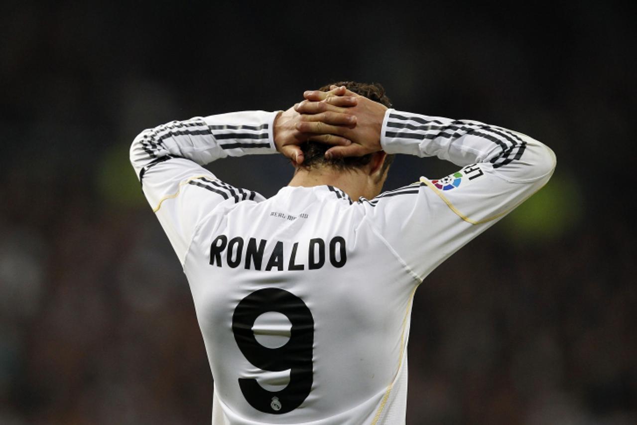 'Real Madrid\'s Cristiano Ronaldo reacts during their Spanish first division soccer match against Barcelona at Santiago Bernabeu stadium in Madrid April 10, 2010.   REUTERS/Paul Hanna (SPAIN - Tags: S