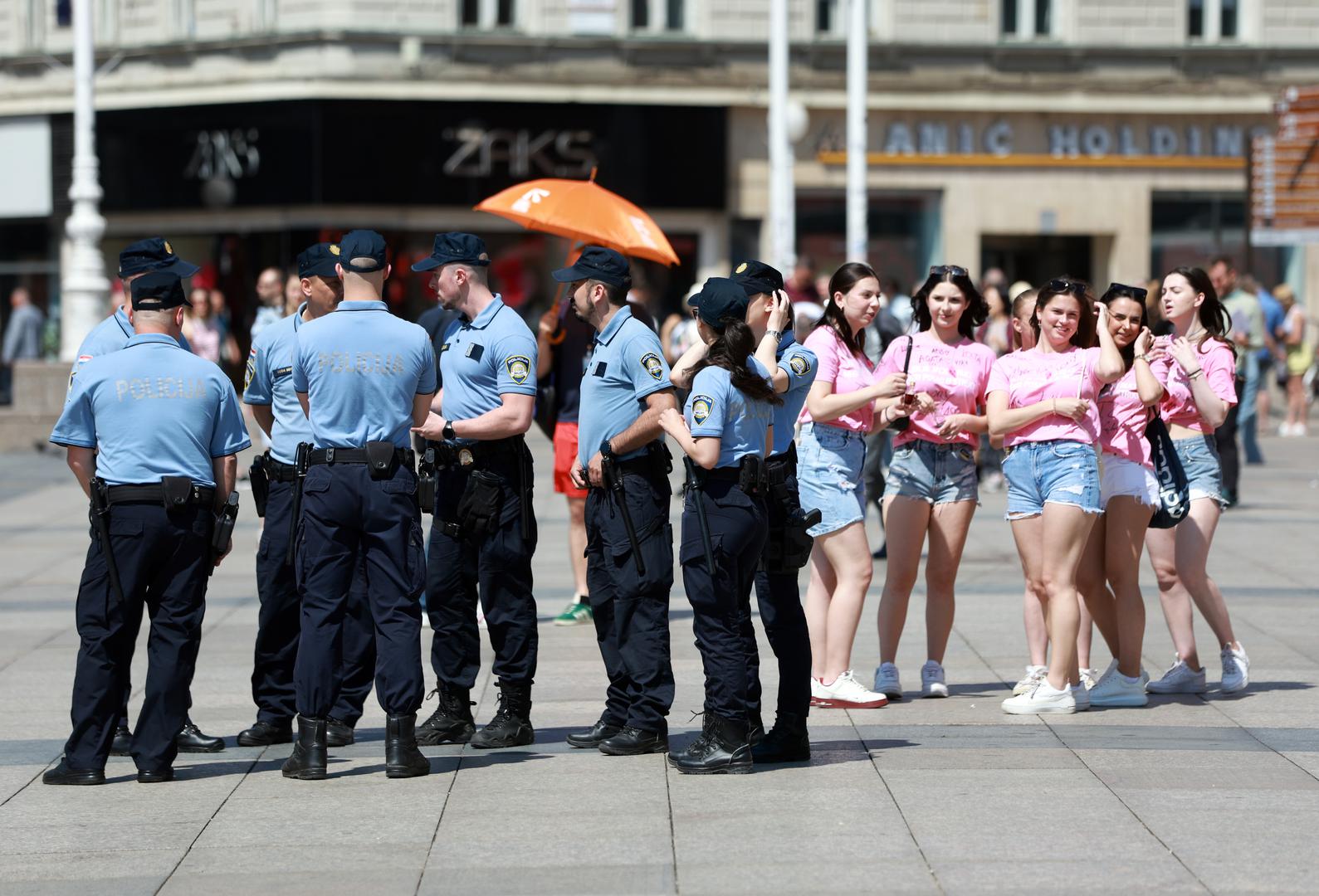 26.05.2023. Zagreb - Pocelo okupljanje maturanata na na Trgu bana Josipa Jelacica. Policija je spremna kako bi osigurama red na okupljanju maturanata  Photo: Sanjin Strukic/PIXSELL