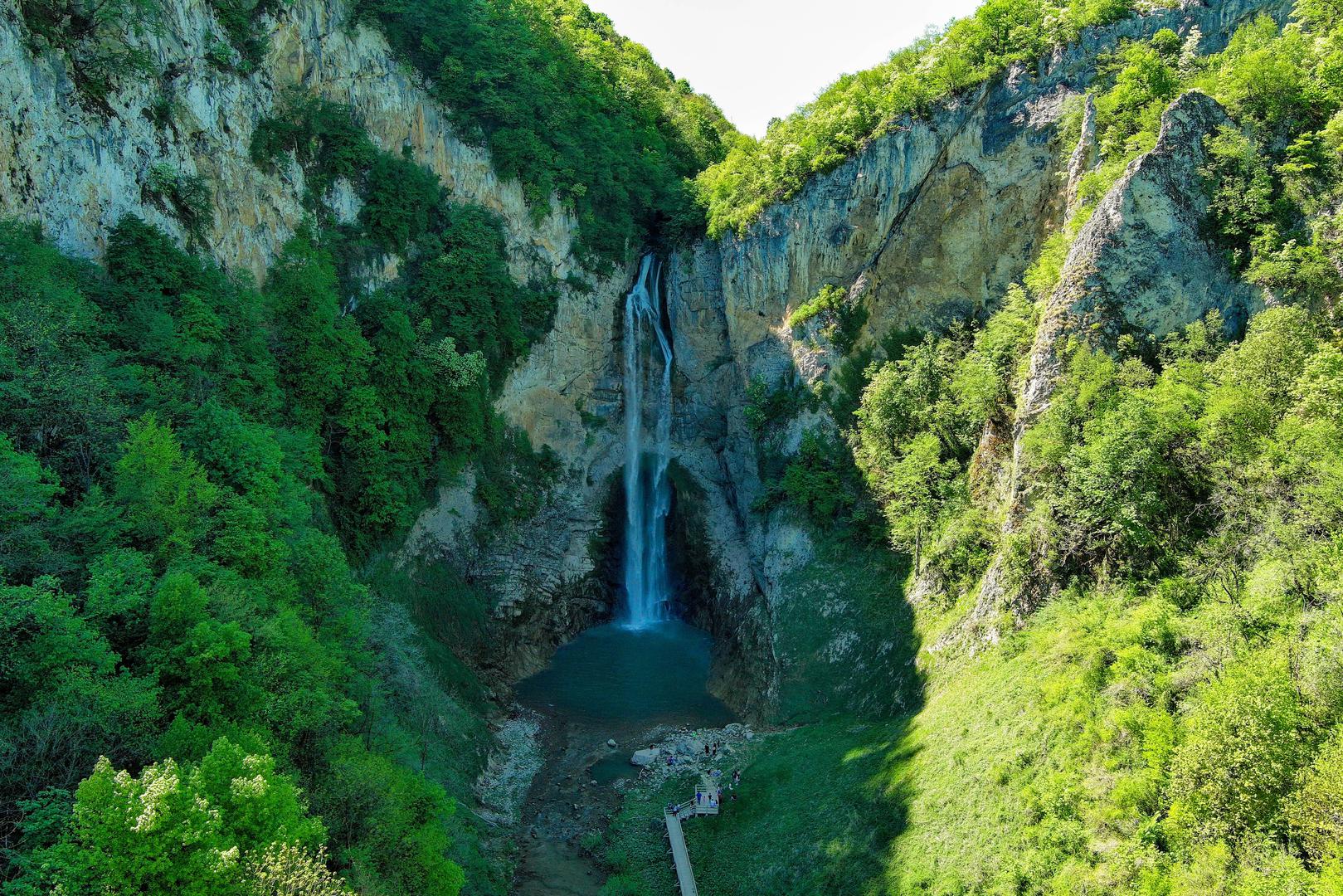 Vodopad Bliha, poznat i kao Blihin skok, jedan je od najimpresivnijih vodopada, a privlači brojne turiste i zaljubljenike u prirodu.