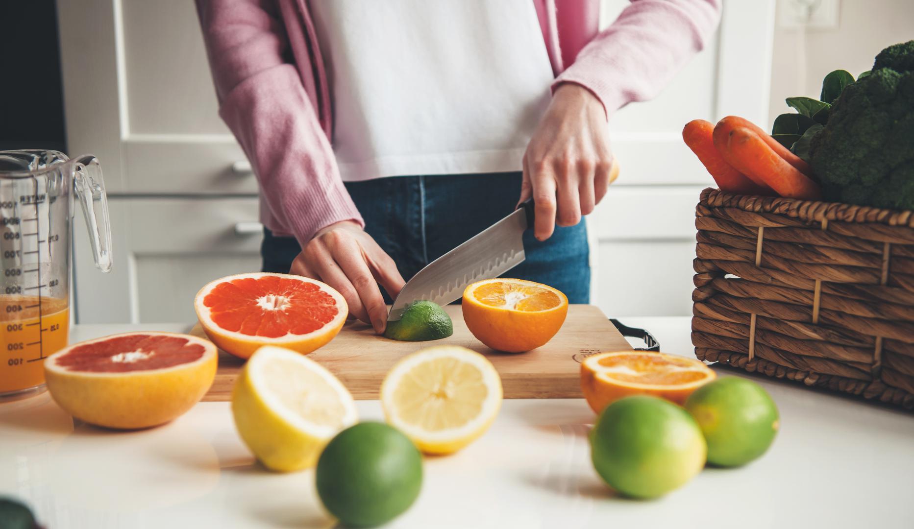 Zimsku sezonu često obilježavaju gripe i prehlade, a vitamin C se reklamira kao jedan od najboljih dodataka za jačanje imuniteta na tržištu. Poznat i kao askorbinska kiselina, esencijalni je vitamin koji je potreban našim tijelima za pravilno funkcioniranje, od podrške našem imunološkom sustavu do održavanja zdrave kože, kostiju, krvnih žila i hrskavice, piše Glamour.