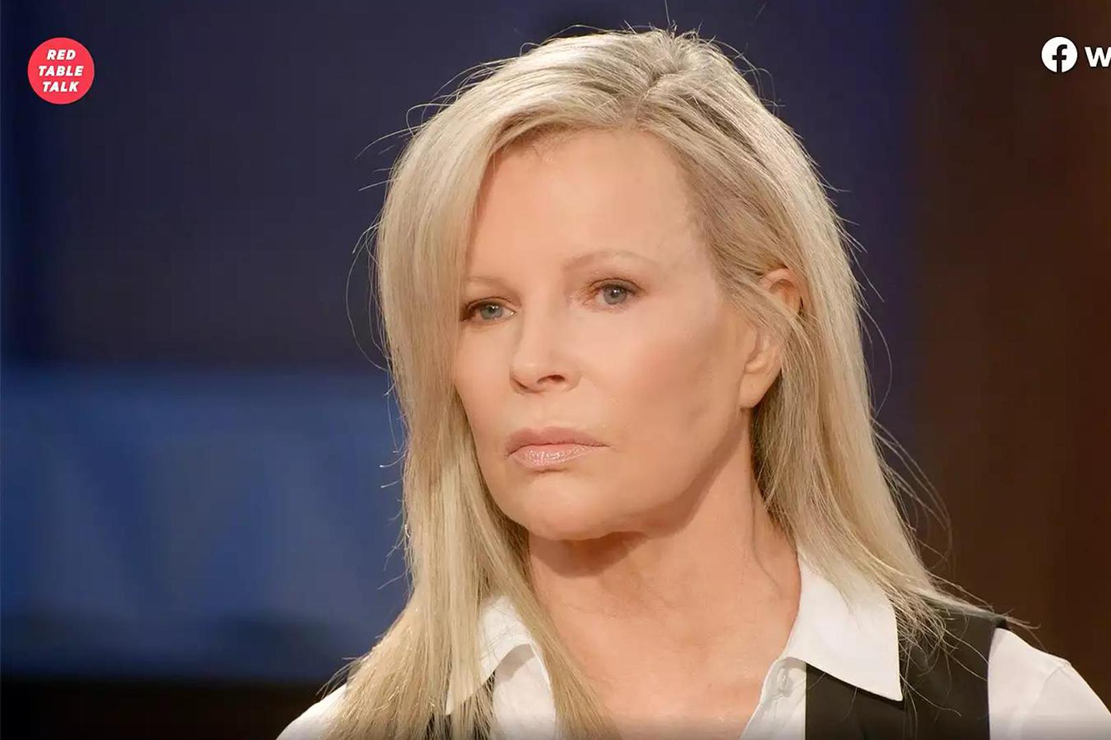 Kim Basinger još je jedna glumačka zvijezda kojoj nije poznat pojam štednje. U vrijeme najveće slave zarađivala je milijune pa je tako odlučila kupiti i  gradić s 500 stanovnika i to je platila 20 milijuna dolara. Kasnije ju je kompanija Main Line Pictures tužila zbog kršenja ugovora tijekom snimanja filma "Boxing Helene" i nakon toga je glumica proglasila bankrot. 