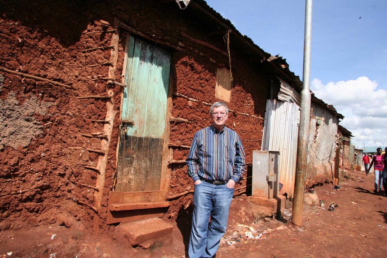 Kenija, Nairobi, 140413. Reportaza iz slam naselja Kebira, sirotinjskog naselja od milijun stanovnika u predgradju Nairobija, glavnog grada Kenije . Na fotografiji:  Jerko Rosin u Kebiri Foto: Jerko Rosin