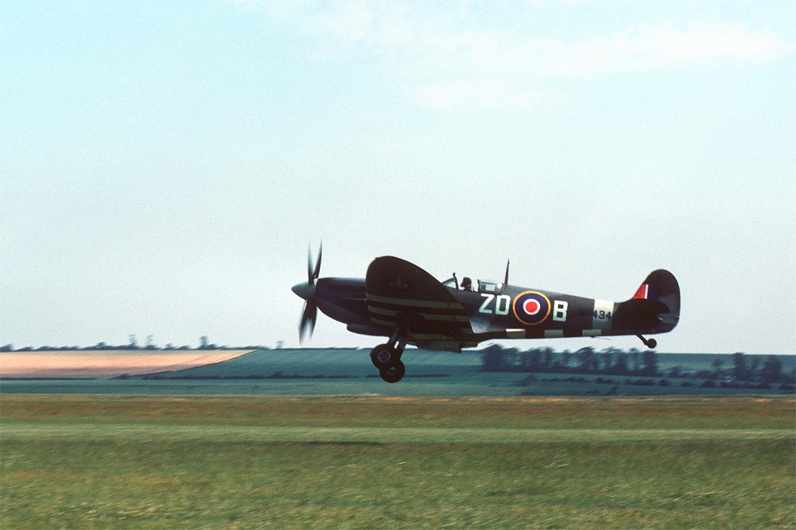 U trenutku kada Hitler počinje bombardirati Britaniju, RAF nema dovoljno pilota, a da je napad počeo tri tjedna prije, to bi bilo kobno