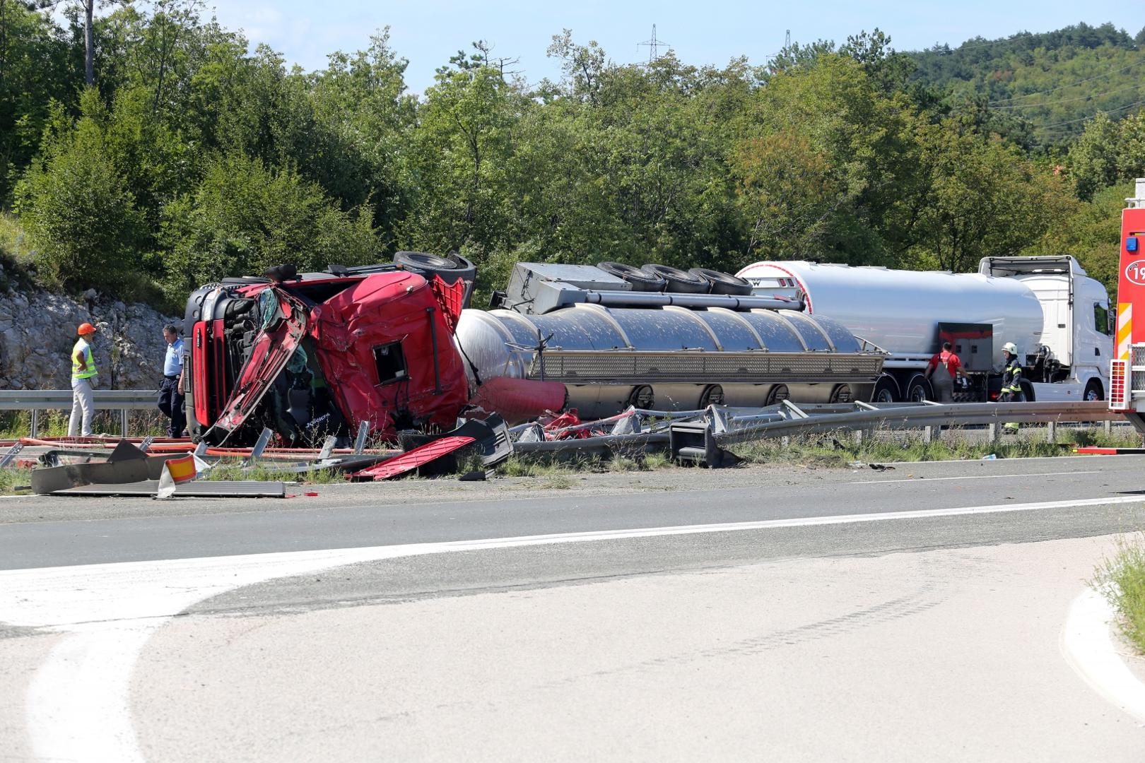 24.08.2020., Rijeka - Kamion cisterna prevrnula se na autocesti Rijeka - Zagreb kod benzinske crpke na Cavlima.
Photo: Goran Kovacic/PIXSELL