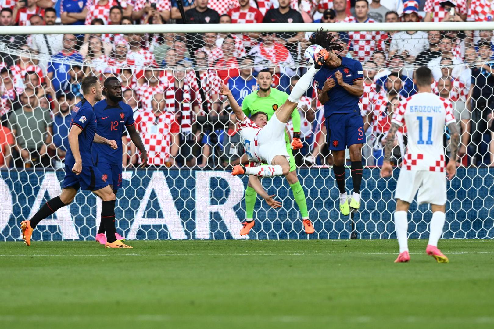 14.06.2023., stadion Feyenoord "De Kuip", Rotterdam, Nizozemska - UEFA Liga Nacija, polufinale, Nizozemska - Hrvatska. Mario Pasalic, Nathan Ake Photo: Marko Lukunic/PIXSELL