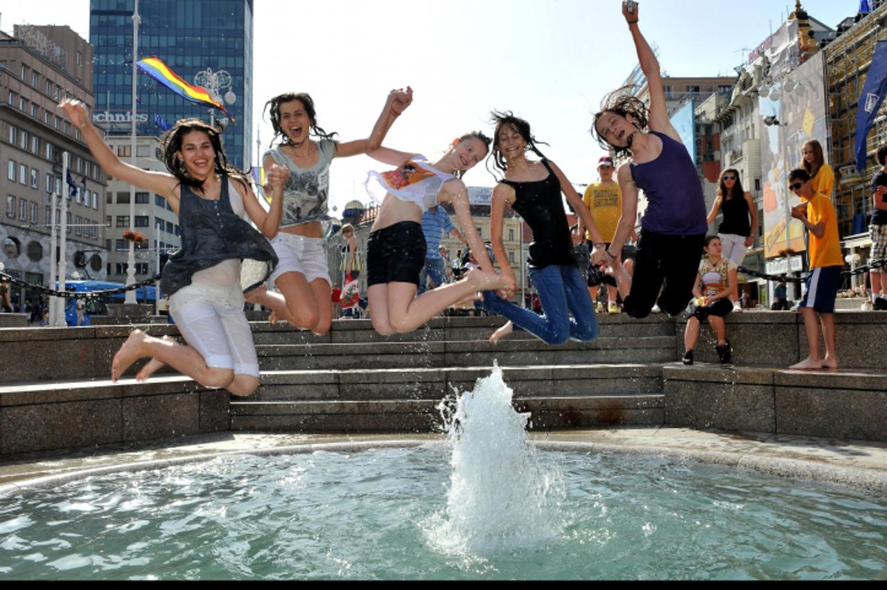 '11.06.2010., Zagreb - Djevojke iz osnovne skole Kreativni razvoj, koje zavrsavaju 8. razred,  po vrucem danu okupale se u Mandusevcu, cime su proslavile kraj skolske godine.  Photo: Marko Lukunic/PIX