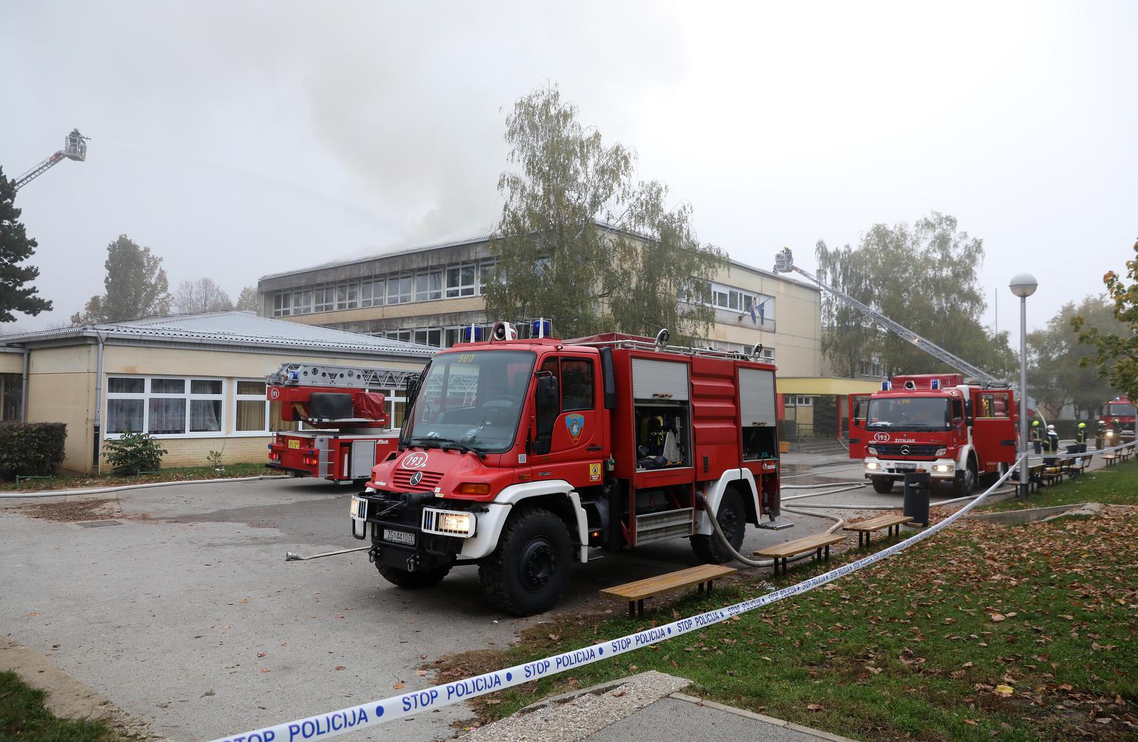 02.11.2020., Zagreb - Intervencija vatrogasaca radi pozara na krovu na Osnovne skole Mato Lovrak u zagrebackoj Dubravi.

Photo: Patrik Macek/PIXSELL