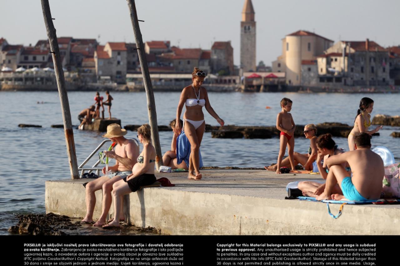 '04.08.2013., Umag - Na plazu Afrika zalazi lokalno stanovnistvo.  Photo: Boris Scitar/Vecernji list/PIXSELL'