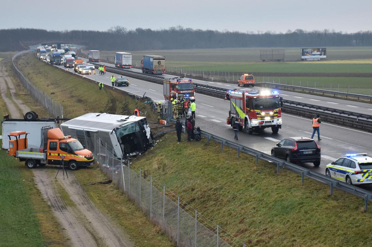 Slovenija: Autobus sletio s autoceste, najmanje dvije osobe poginule