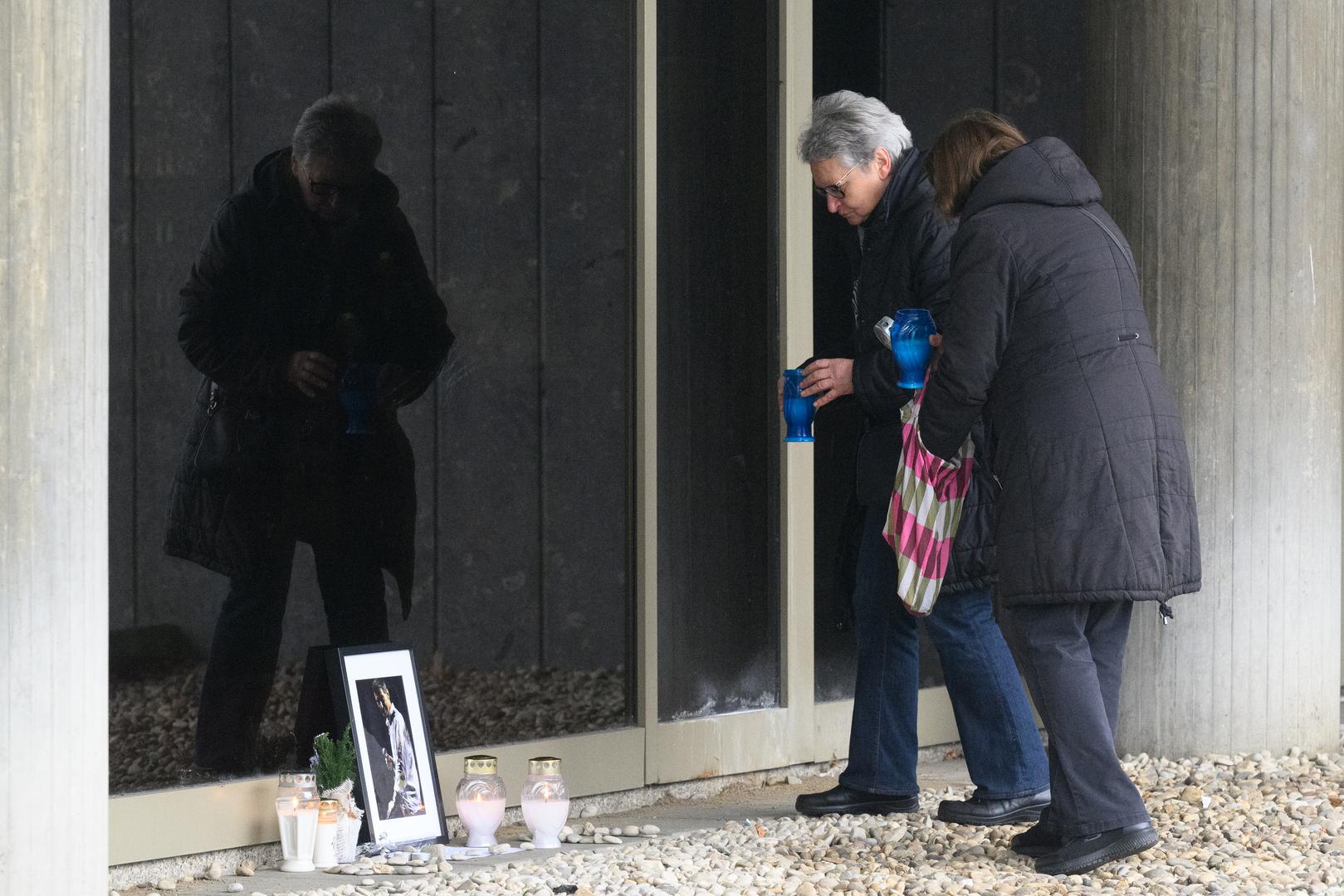  Koliko je zasad poznato njegovi bliski glazbeni suradnici će tom prilikom odsvirati neke od Massimovih najvećih i njemu najdražih pjesama.