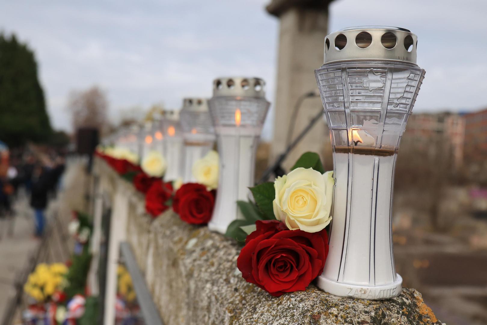 19.11.2021., Vukovar - U Borovo-commercu kod ostataka nekadasnje bolnice i sklonista "Vukovarske majke" odrzao se prigodni program, mimohod i polaganje vijenaca.