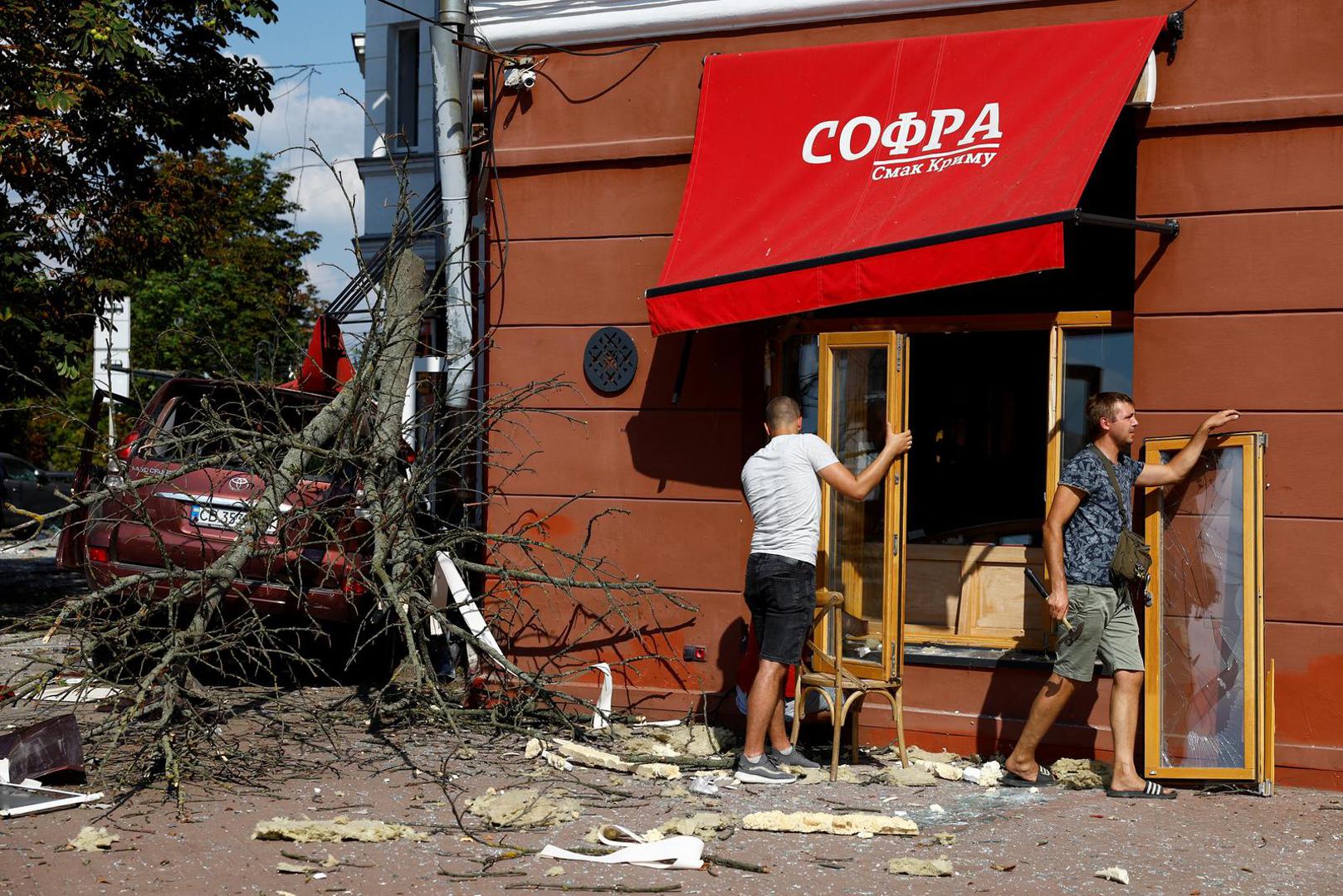 People remove damaged windows of a building at a site of a Russian missile strike, amid Russia's attack on Ukraine, in Chernihiv, Ukraine August 19, 2023. REUTERS/Valentyn Ogirenko Photo: VALENTYN OGIRENKO/REUTERS