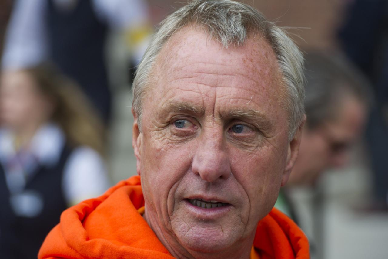 'Former Dutch football player Johan Cruyff (C), who currently works as a team coach, talks as he prepares to take part in a game of wheelchair basketball on the annual Cruyff Foundation Open Day, at t