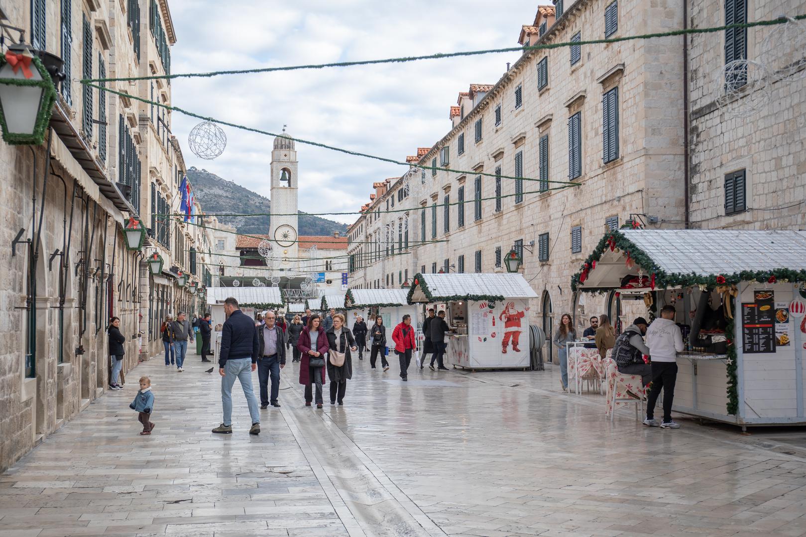 Temperatura će biti niska, a najviša u većini Hrvatske kretat će se između 2 i 7°C, dok će na Jadranu biti nešto toplije, od 8 do 13°C.