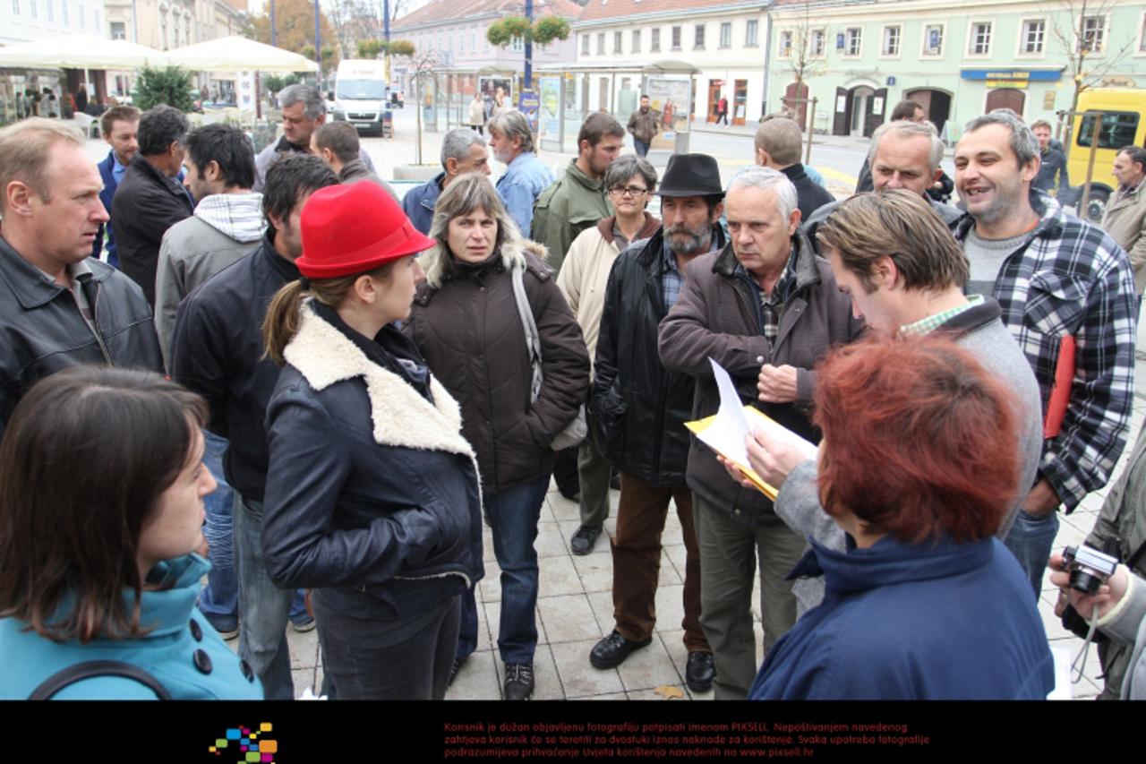 '14.11.2012., Karlovac - Radnicima Incrementuma, nakon otkaza, podijeljene platne liste, i to na ulici, jer je ulaz u tvrtku blokiran. Otkaz je dobilo 60-tak radnika. Photo: Kristina Stedul Fabac/PIXS