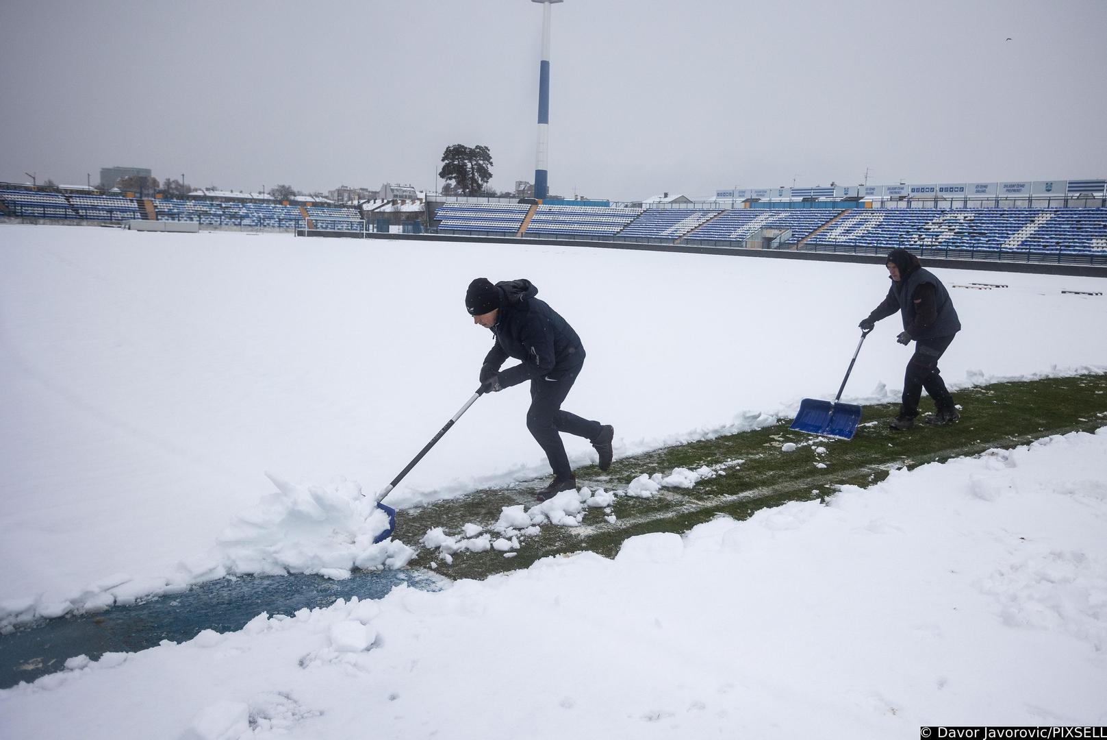 26.02.2023., Osijek - Snijeg koji je padao cijelu noc prekrio je glavni travnjak stadiona Gradski vrt. Djelatnici zaduzeni za travnjak zapoceli su s ciscenjem kako bi se prvenstvena utakmica izmedju NK Osijek i NK Varazdin mogla odigrati. Photo: Davor Javorovic/PIXSELL