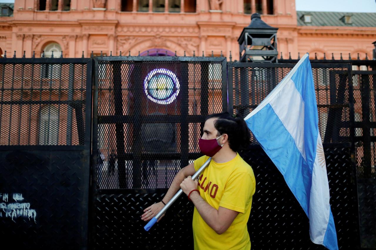 FILE PHOTO: FILE PHOTO: Protest against COVID-19 lockdown measures in Buenos Aires