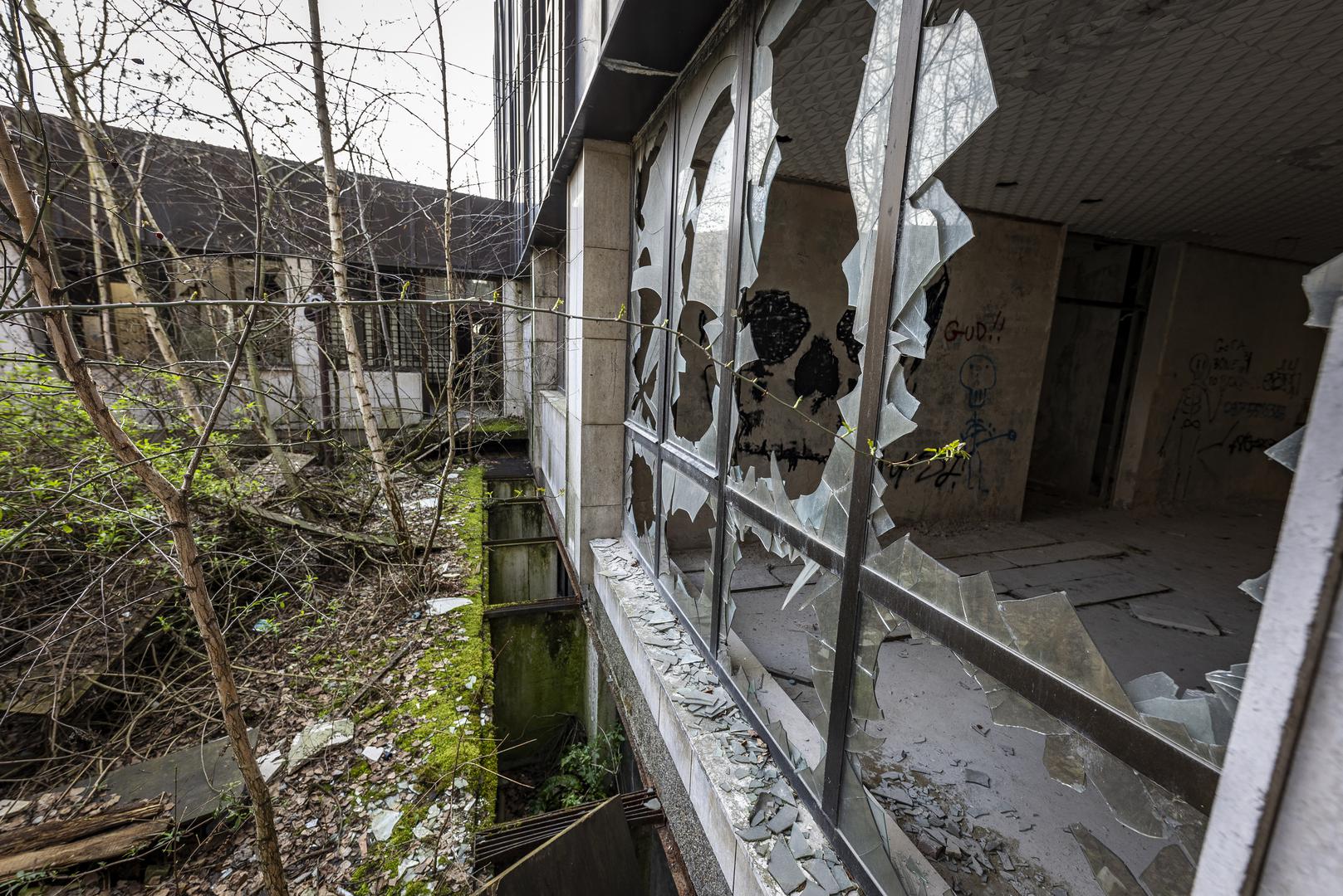 06.03.2024., Djakovo - Nekadasnja upravna zgrada PIK-a u Djakovu poznata kao Mimoza (sto je kratica od ''mimo zakona'', jer je navodno sagradjena bez gradjevinske dozvole). Potpuno devastiranu, unistenu i neupotrebljivu zgradu drzava je poklonila Djakovu da je urede. Photo: Davor Javorovic/PIXSELL