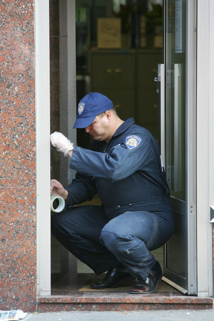 05.09.2005., Zagreb - Oruzana pljacka poslovnice Fine u Zvonimirovoj ulici u kojoj su ubijena dvojica zastitara Sokol Marica Drago Renar i Stipe Musar. Pljackasi su odnijeli dva milijuna kuna. Photo: Davor Puklavec/PIXSELL