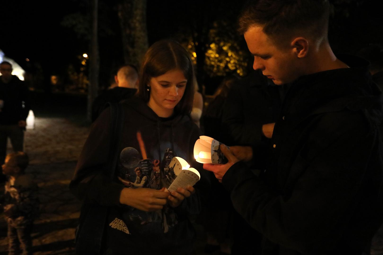 Nakon molitve ispred Svetišta Majke Božje Trsatske, s upaljenim svijećama krenuli su u procesiji do Centra za mlade "Miroslav Bulešić". 