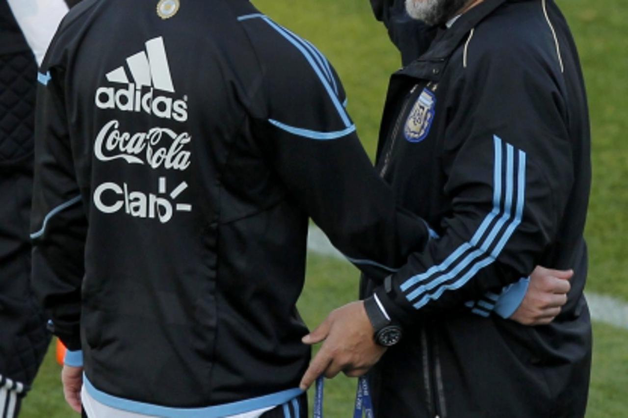 'Argentina\'s coach Diego Maradona speaks with player Lionel Messi during a team practice in preparation for the World Cup, in Pretoria June 6, 2010. REUTER/Enrique Marcarian (SOUTH AFRICA - Tags: SPO