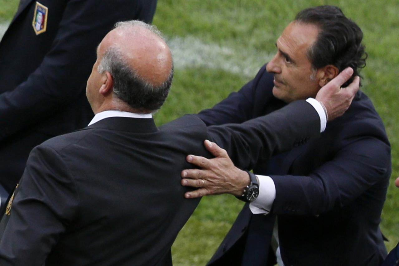 'Spain\'s coach Vicente del Bosque (L) greets Italy\'s coach Cesare Prandelli at the end of their Group C Euro 2012 soccer match at the PGE Arena stadium in Gdansk, June 10, 2012.   REUTERS/Leonhard F