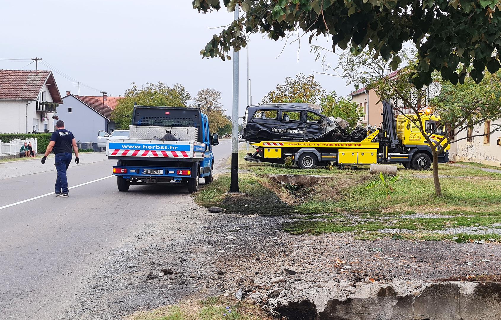 Prema policijskim izvorima, nesreća se dogodila dok su policajci pokušavali zaustaviti vozilo, ali nije bilo u potjeri za kombijem.