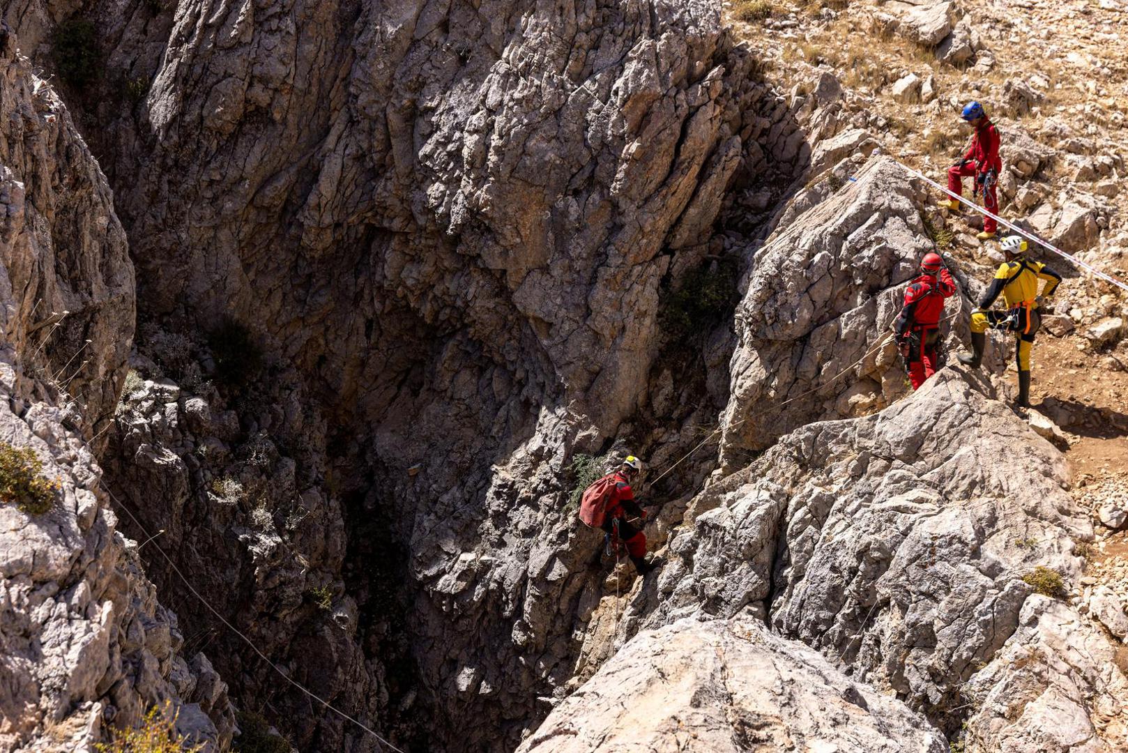 Rescuers descend to the entrance of Morca Cave as they take part in a rescue operation to reach U.S. caver Mark Dickey who fell ill and became trapped some 1,000 meters (3,280 ft) underground, near Anamur in Mersin province, southern Turkey September 8, 2023. REUTERS/Umit Bektas Photo: UMIT BEKTAS/REUTERS