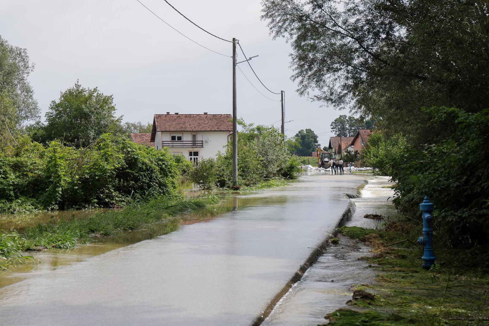 09.08.2023., Drnje - U naselju Drnje voda se povlaci iz kuca i dvorista. Photo: Luka Stanzl/PIXSELL