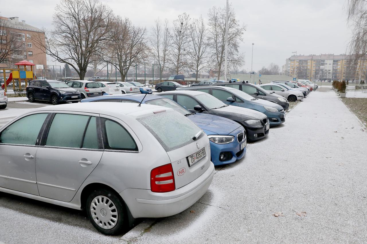 U Zagrebu je jutros počeo padati slab snijeg