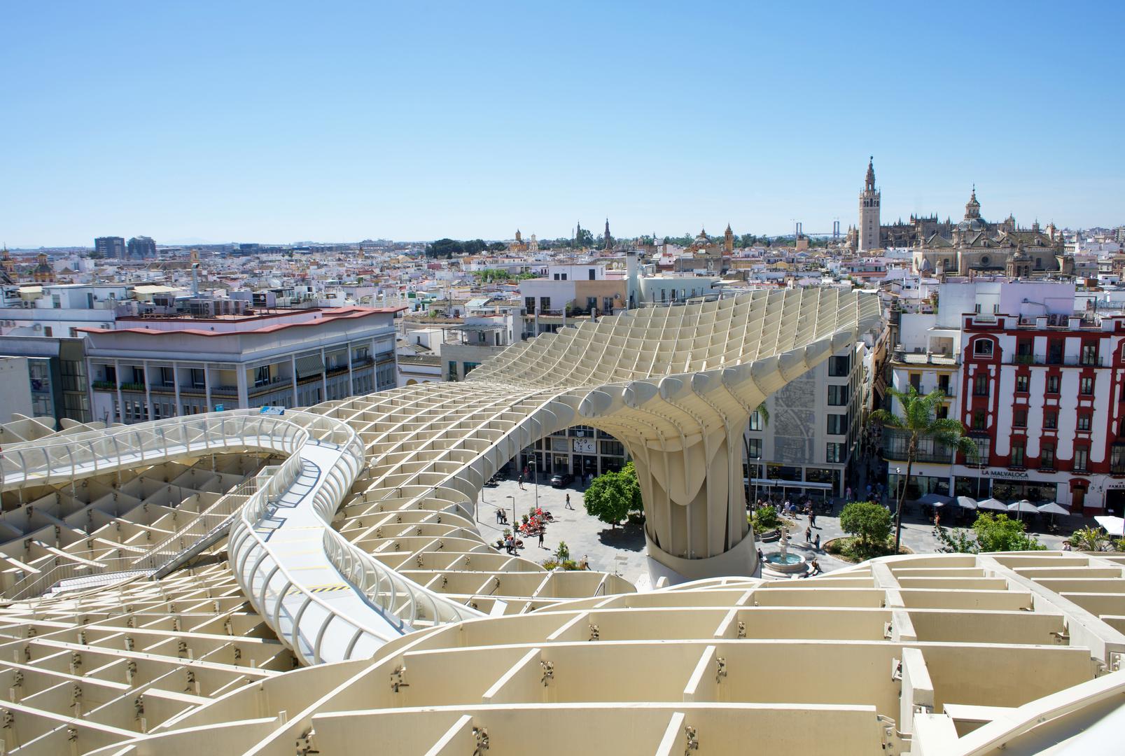 Sevilla, Španjolska: Sevilla je poznata po mirisu naranči koji ispunjava zrak zahvaljujući brojnim narančinim stablima u gradu. Korisnik 'MaxGoldfinch25' navodi kako ovaj mirisni ambijent čini Sevillu njegovim omiljenim španjolskim gradom.