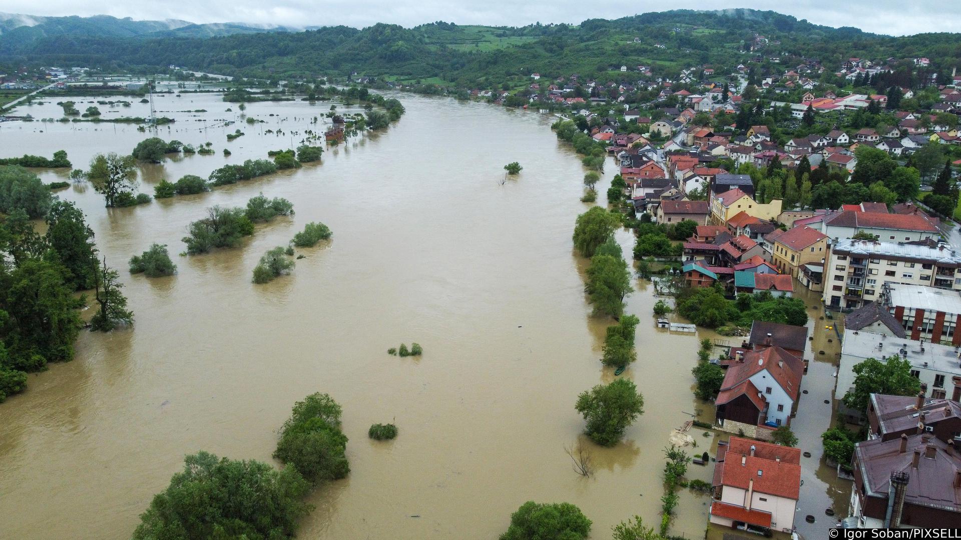 17.05.2023., Hrvatska Kostajnica - Rijeka Una   kod Hrvatske Kostajnice u 24 sata je narasla dodatnih pola metra i poplavila i vise djelove grada, zatvorena je i cesta do granicnog prijelaza. Photo: Igor Soban/PIXSELL