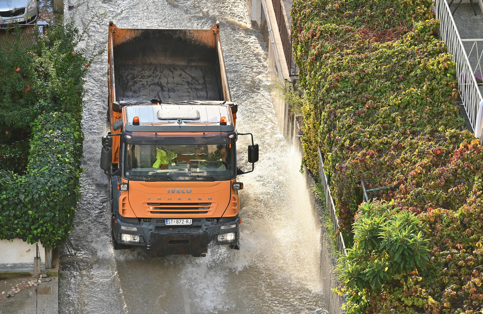 05.10.2024., Podgora - Jako nevrijeme gdje je palo do 140 litara kise po cetvornom metru strovilo je bujice na ulicama Podgore. Photo: Matko Begovic/PIXSELL