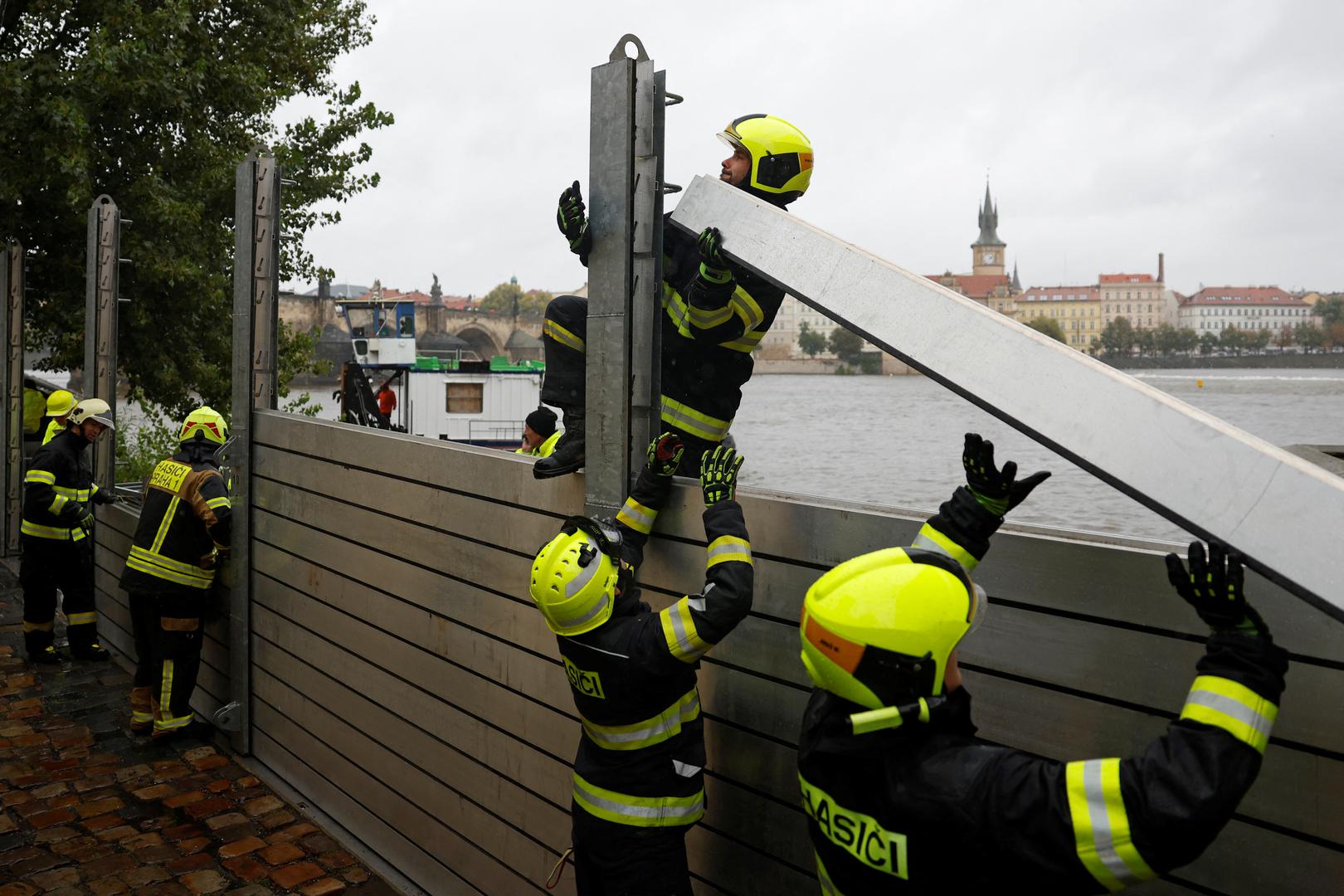 Firefighters assemble a water barrier in the medieval Kampa district to prevent flood water from spilling into streets, in Prague, Czech Republic, September 13, 2024. REUTERS/David W Cerny Photo: DAVID W CERNY/REUTERS