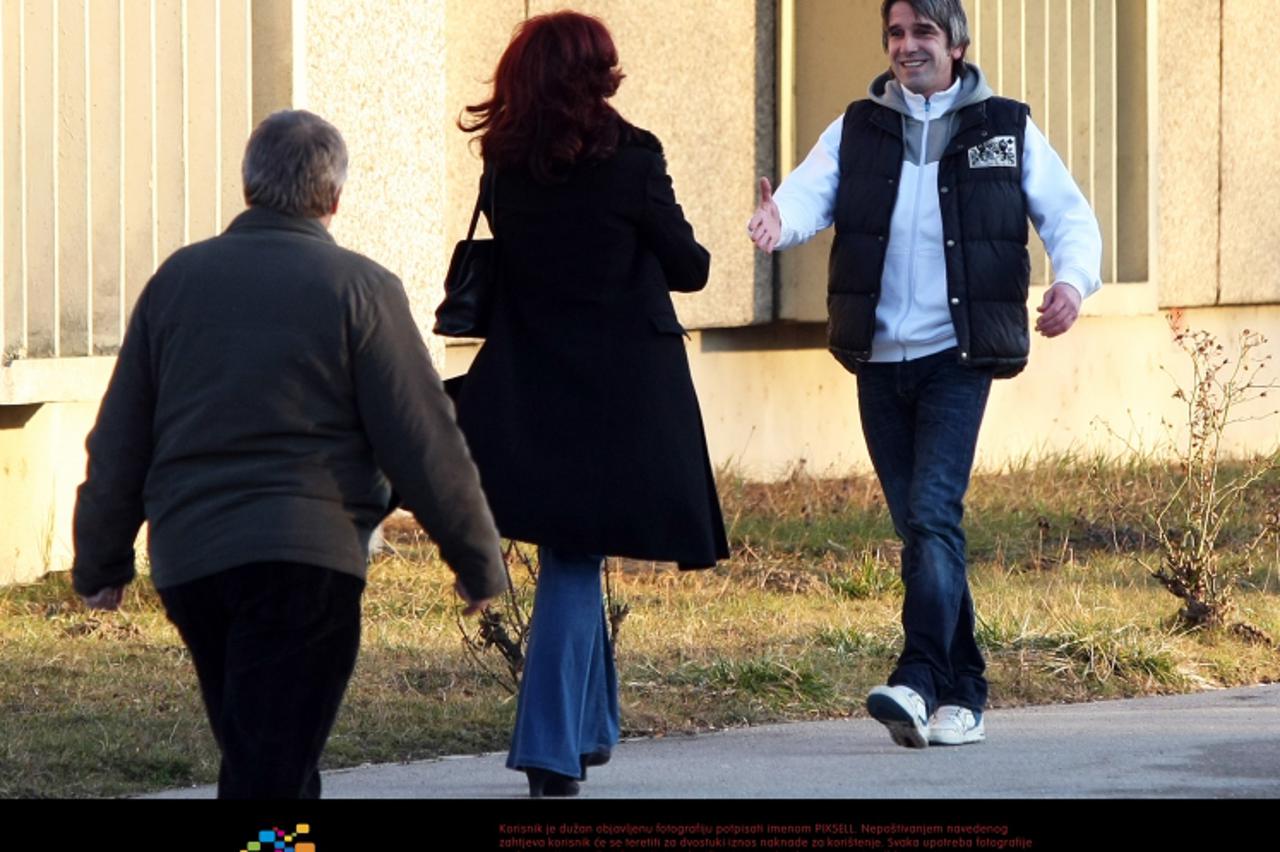 '01.03.2012., Zagreb -  Nenad Pralija, bivsi sportski direktor NK Splita, izlazi iz pritvora. Ispred zagrebackog zatvora u Remetincu docekao ga je odvjetnik Ljubo Pavasovic Viskovic. Photo: Marko Prpi