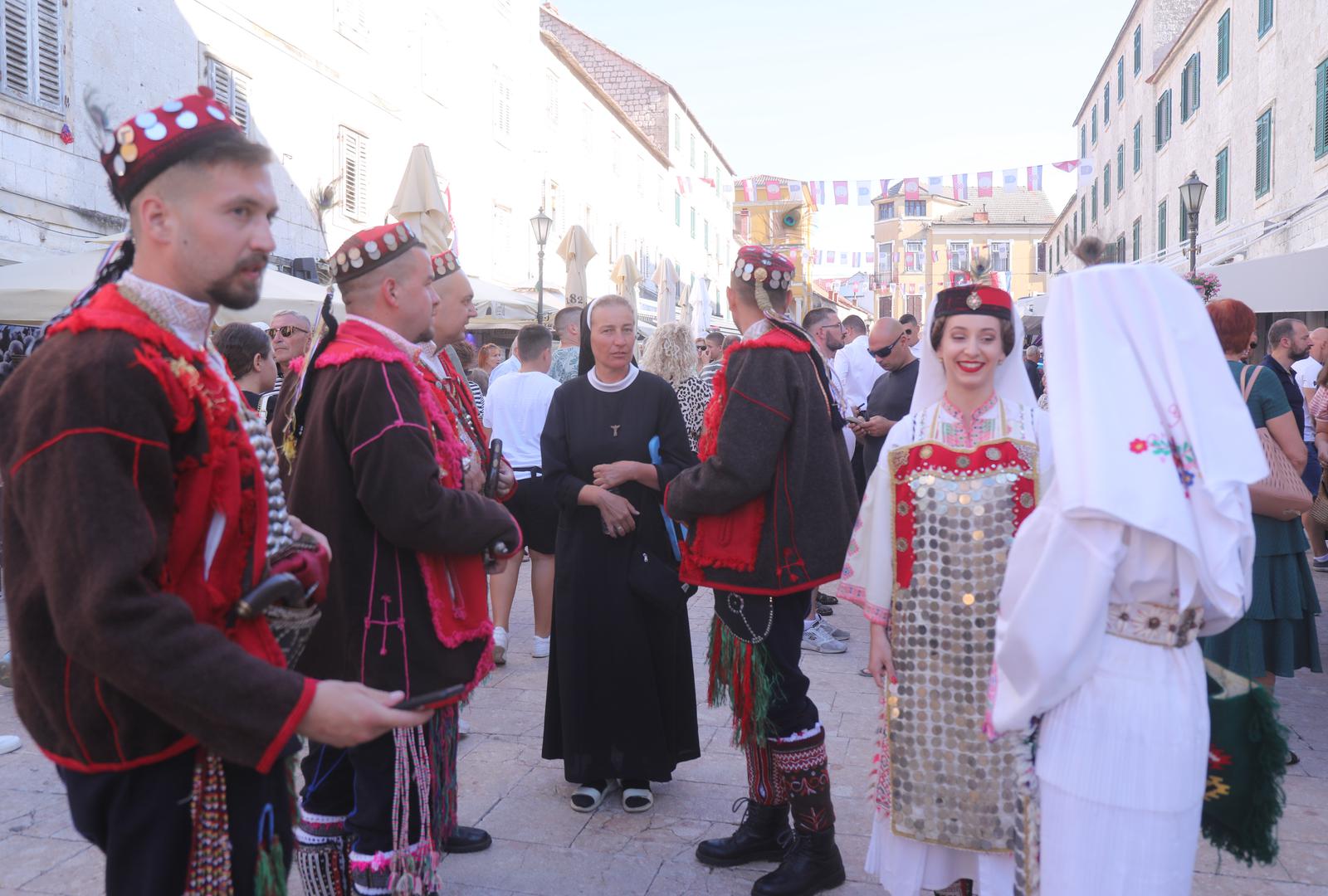 Krećući se sinjskim ulicama, sudionici procesije pjevaju pjesme u slavu Čudotvorne Gospe Sinjske, što je povremeno prekidano porukama s razglasa u kojima se čitaju dijelovi Evanđelja te izgovaraju poruke među ostalim i da je "u svijetu sve više oružja, a sve manje djece" i da nam je "domovina opustjela". 