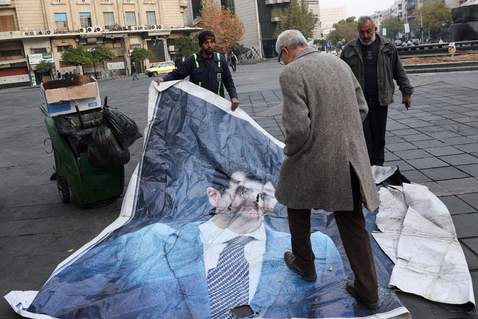 U međuvremenu ljudi su izašli na ulice, slave, uništavaju Asadove kipove, gaze po plakatima s njegovim fotografijama. 