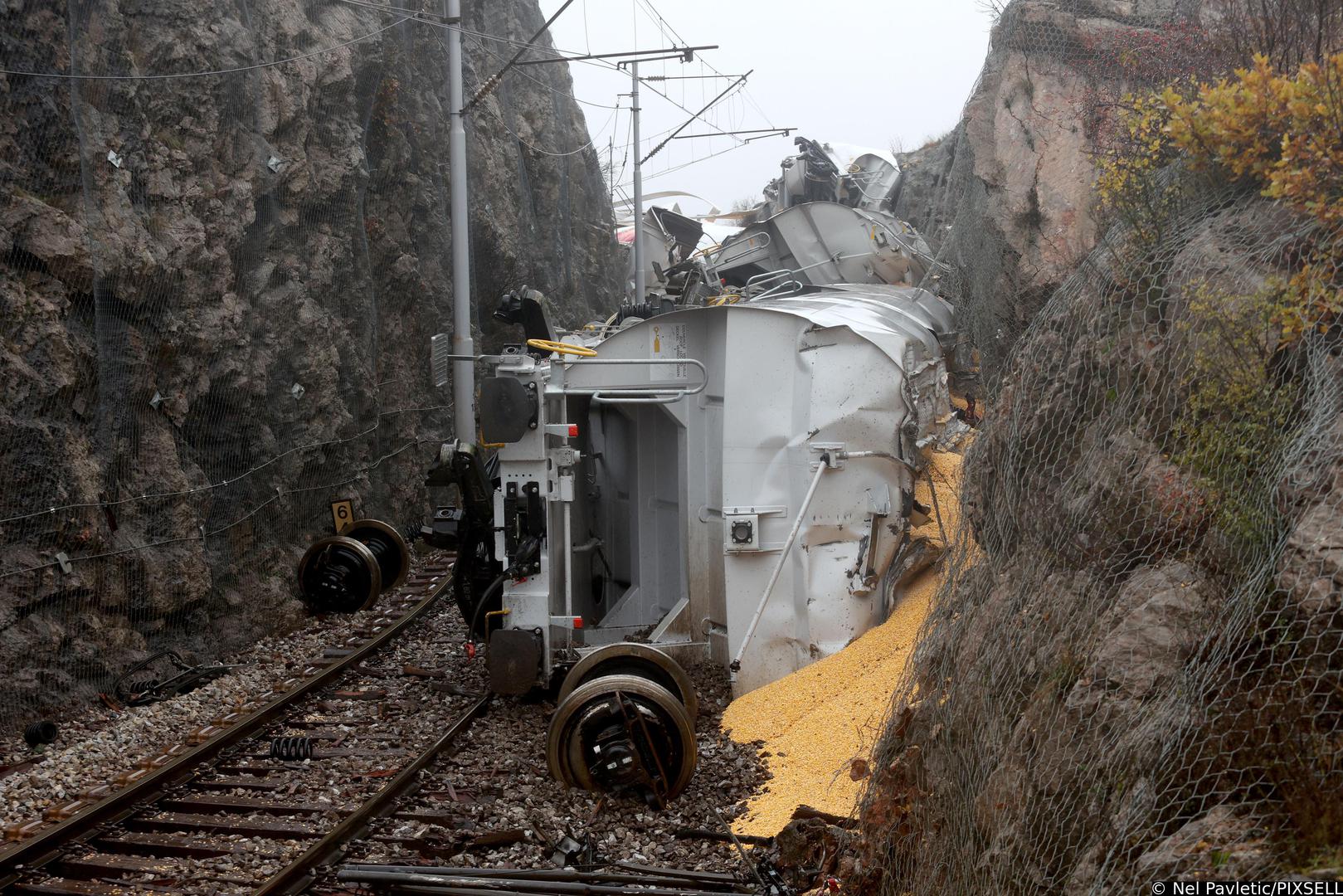 12.12.2023.., Rijeka -  Izmedju kolodvora Meja i Skrljevo jucer je  je do sudara teretnog vlaka prijevoznika Rail Cargo Carrier - Croati i pruznog vozila TMD HZ Infrastrukture.Danas je pocelo je izvlacenje vlaka Photo: Nel Pavletic/PIXSELL