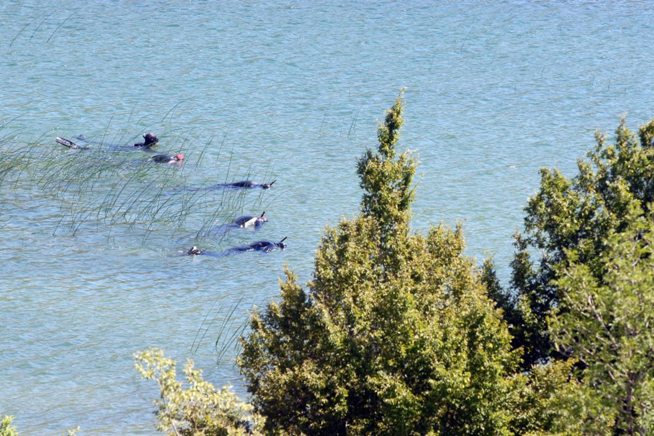 '26.06.2011. ZADAR, Policijski roniocu jutros su zapoceli pretragu akumulacijskog jezera kod sela Bilisane u sklopu potrage za nestalom Antonijom Bilic Photo: Dino Stanin/PIXSELL'