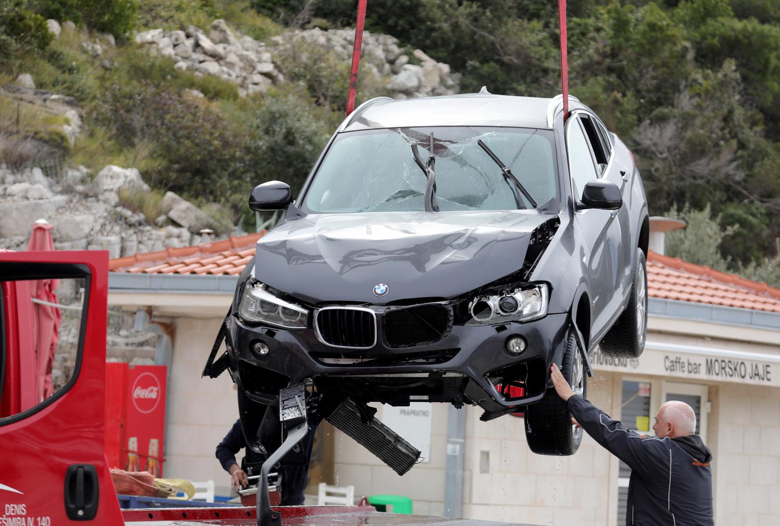 20.03.2023., Prapratno - Iz mora je izvucen osobni automobil koji je sletio u more dok su u njemu bile cetiri osobe. Tri osobe su spasene dok je jedna zenska osoba preminula.  Photo: Grgo Jelavic/PIXSELL