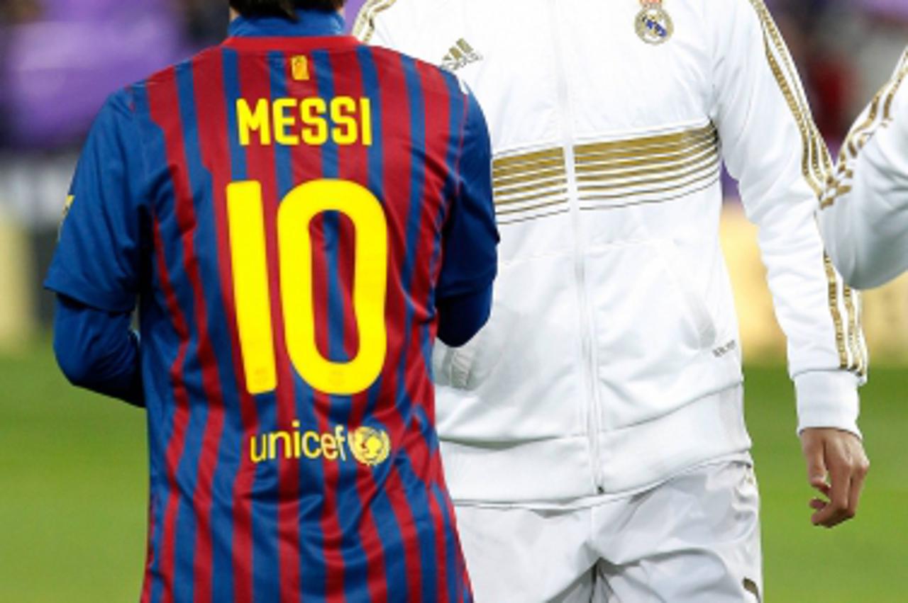 '18.01.2012, Estadio Santiago Bernab?u, ESP, Madrid, Kings Cup, Real Madrid vs FC Barcelona, im Bild  Real Madrid\'s Cristiano Ronaldo (r) and FC Barcelona\'s Leo Messi during Spanish King\'s Cup matc