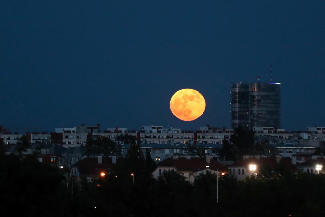 "Krvavi mjesec" iznad Zagreba