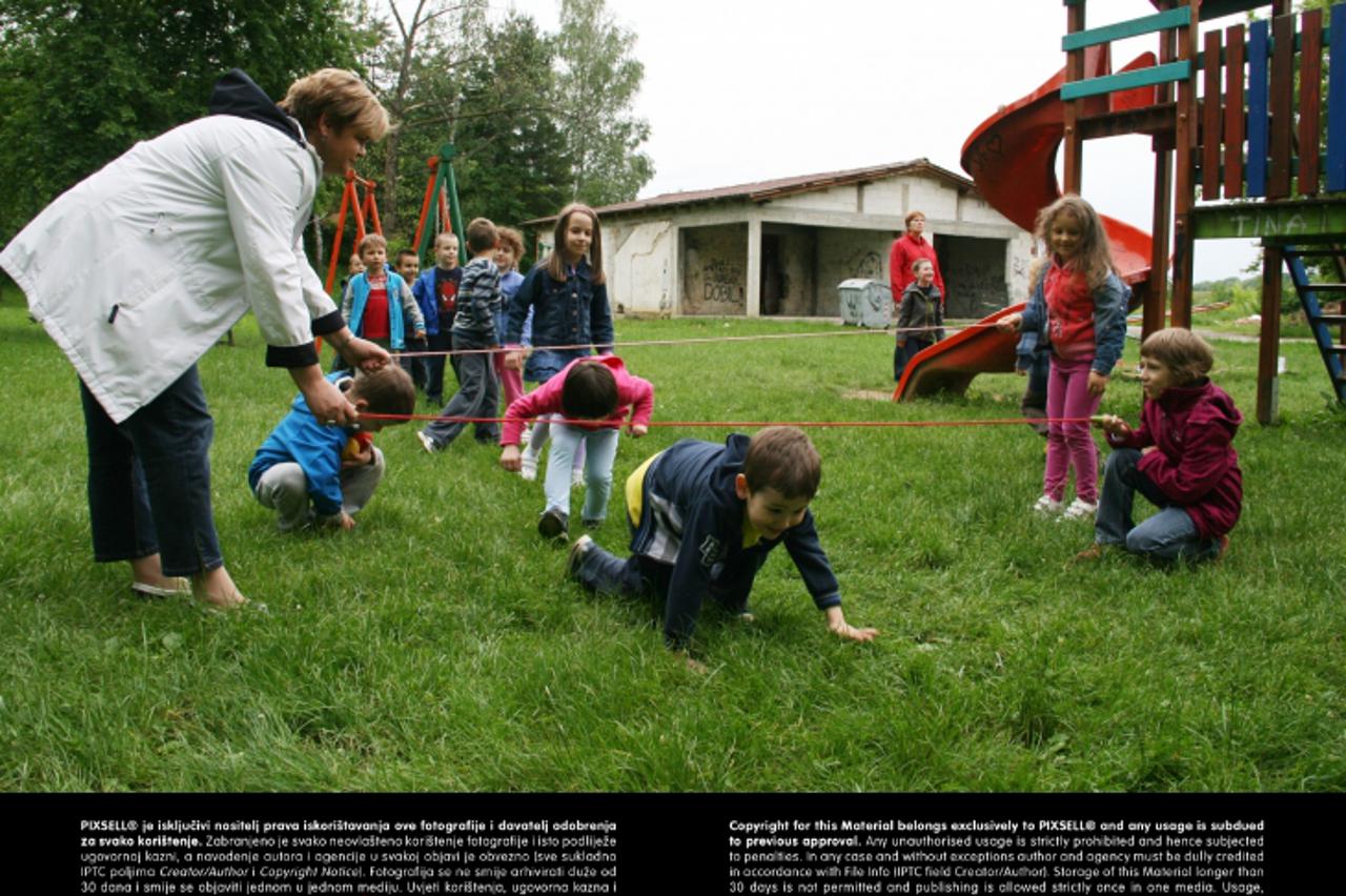 '28.05.2013., Karlovac - Gradonacelnik Damir Jelic obisao je buduce gradiliste u naselju Svarca gdje ce se izgraditi novi djecji vrtic. Novi objekt koji ce se izgraditi primat ce 150 djece za tri jasl