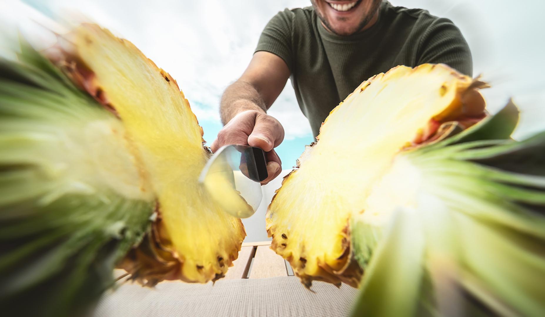 Ananas sadrži enzim koji razgrađuje proteine: Kada jedete ananas, i on 'jede' vas! Ananas sadrži enzim bromelain koji razgrađuje proteine. Zato možete osjetiti lagano peckanje na jeziku nakon što pojedete svježi ananas – taj enzim doslovno razgrađuje proteine na vašem jeziku. Srećom, sluznica se brzo obnavlja, pa je ovo potpuno bezopasno.