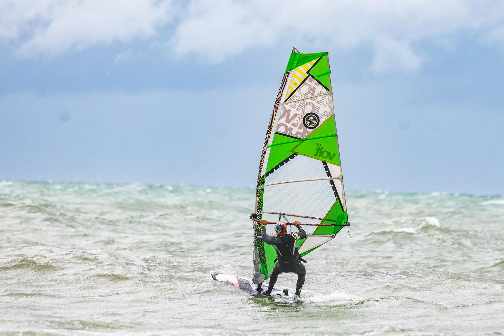 12.09.2024., Umag - Kisa je prvo potopila neke dijelove Umaga, a poslije je jak vjetar izmamio znatizeljne turiste i surfere na more. Photo: Srecko Niketic/PIXSELL