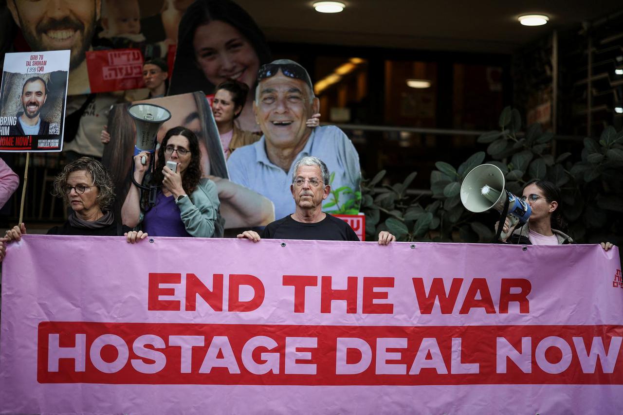 A protest performance promoting a deal that would bring the hostages home, in Tel Aviv