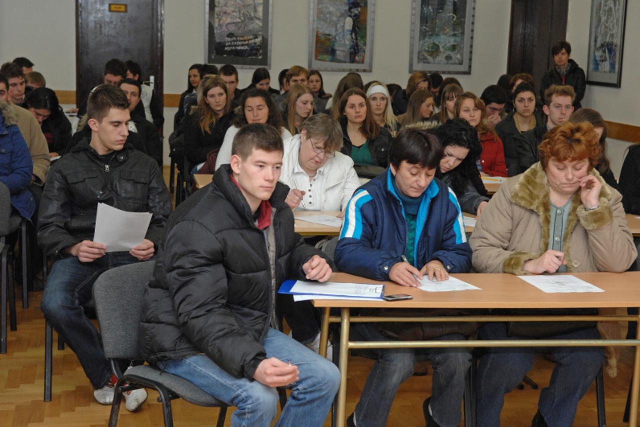 '17.01.2011. Pucko otvoreno uciliste, Krapina - U Krapinu su dosli predstavnici tvrtke Solaris iz Sibenika u potrazi za sezonskim radnicima. Na sastanku se skupilo oko 100-tinjak ljudi razlicite zivot